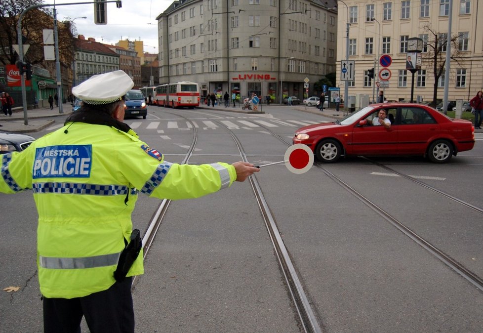 Strážníci po neštěstí usměrňovali dopravu.