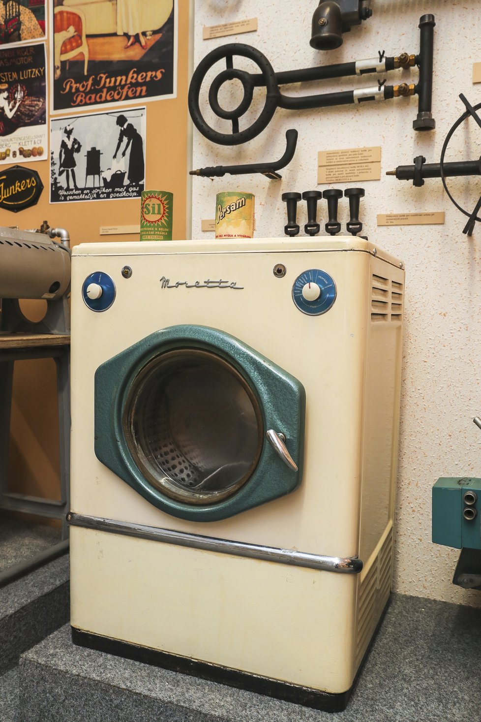 I když se to může zdát jako špatný vtip, dříve byl plyn v domácnostech prakticky všestranně využíván. A to i při praní prádla. Automatická pračka Moretta s plynovým ohřevem vody se v 60. letech nacházela v nejedné československé domácnosti.