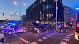 Dopravní nehoda nakrátko zkomplikovala provoz v Holešovicích. Tramvaj bourala s autem, 5 raněných