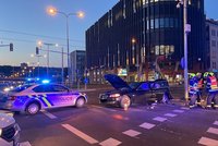 Dopravní nehoda nakrátko zkomplikovala provoz v Holešovicích. Tramvaj bourala s autem, 5 raněných