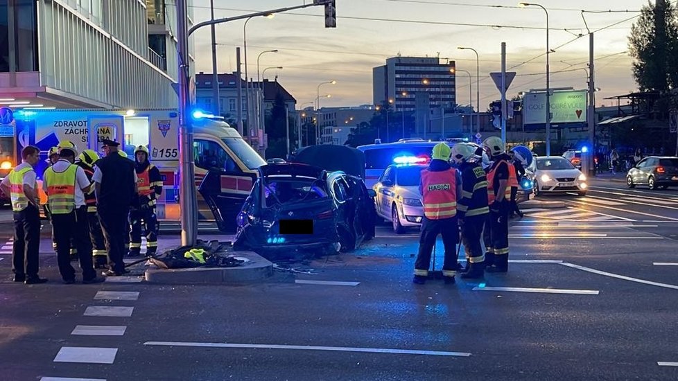 Dopravní nehoda v Plynární ulici v Holešovicích. (12. červen 2022)
