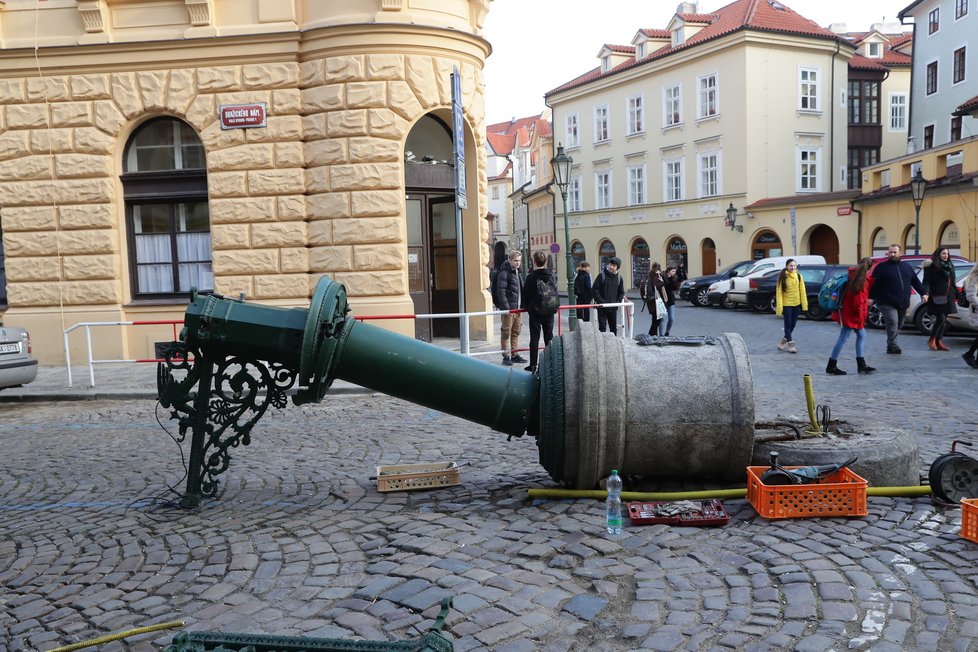 16. leden 2020: V ranních hodinách nacouval popelářský vůz do památkově chráněné plynové lampy na Dražického náměstí. Škody převyšují částku 2 miliony korun.