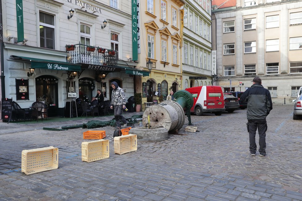 16. leden 2020: V ranních hodinách nacouval popelářský vůz do památkově chráněné plynové lampy na Dražického náměstí. Škody převyšují částku 2 miliony korun.