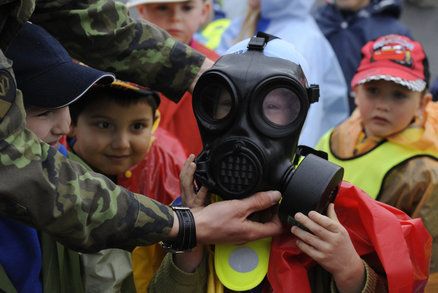 Čeká školáky kurz přežití? Ve Sněmovně zase ožívá debata o civilní obraně