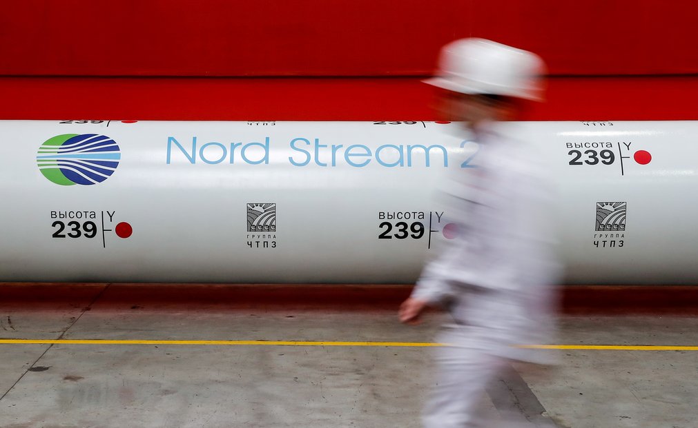 ZÁŘÍ: Plynovod Nord Stream 2 je hotov, oznámil plynárenský koncern Gazprom. Výstavba sporného projektu pod Baltským mořem byla po letech ukončena.