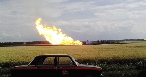 Teroristé vyhodili do vzduchu plynovod do Česka? Plameny šlehaly na Ukrajině 200 metrů vysoko!