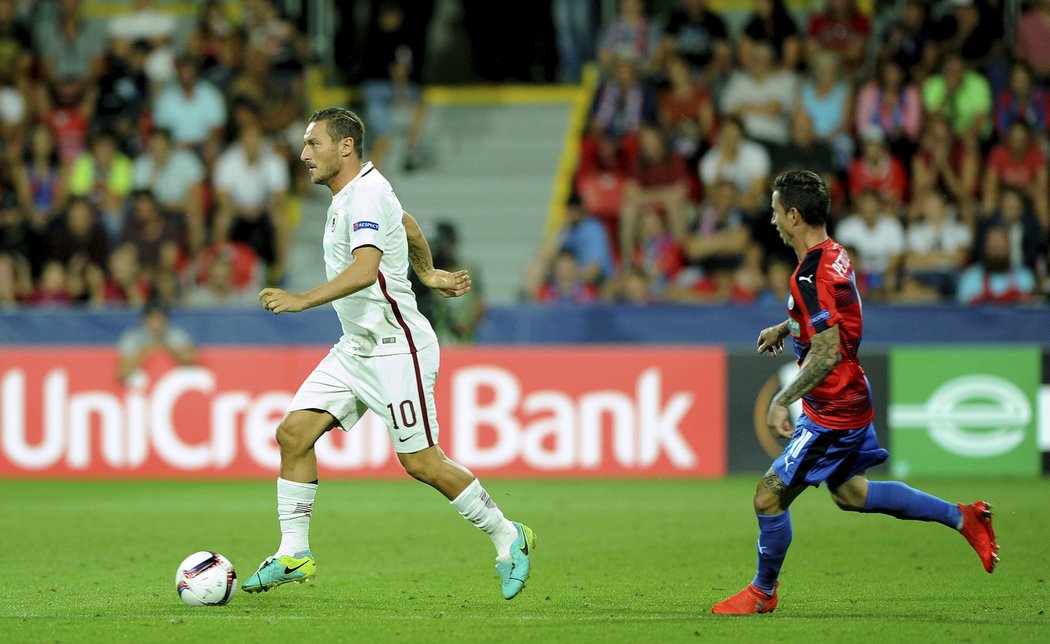 Legendární útočník AS Řím Francesco Totti během zápasu v Plzni