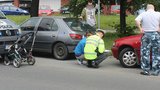 Neštěstí v Plzni: Auto smetlo na přechodu matku s kočárkem 