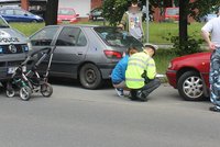 Neštěstí v Plzni: Auto smetlo na přechodu matku s kočárkem