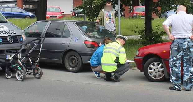Neštěstí v Plzni: Auto smetlo na přechodu matku s kočárkem 