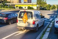 Auto odstavil v křižovatce a šel do pivnice: Pánové, jdete si pro mě!, řekl strážníkům