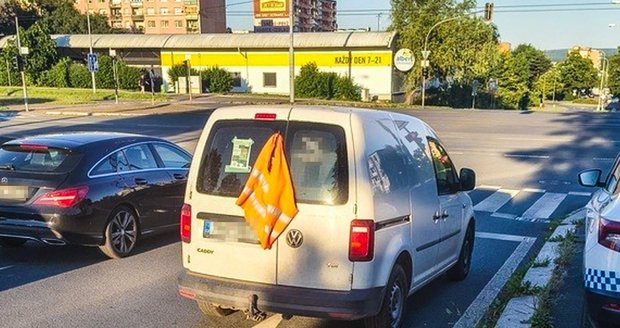 Odstavené auto v Plzni. Jeho řidič seděl v pivnici. Odstavené auto v Plzni. Jeho řidič seděl v pivnici.