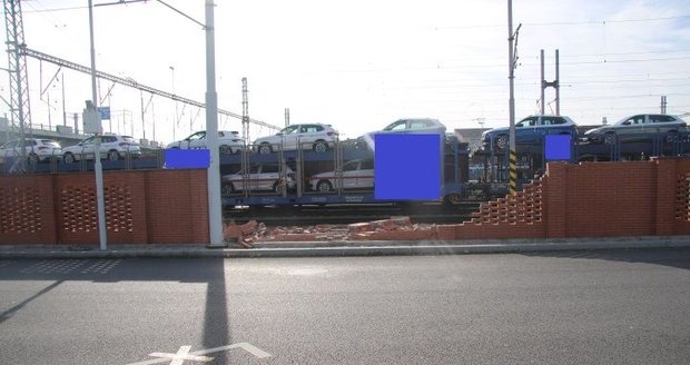 Řidič zapomněl zabrzdit autobus, ten se rozjel! Zastavila ho zeď vlakového nádraží.