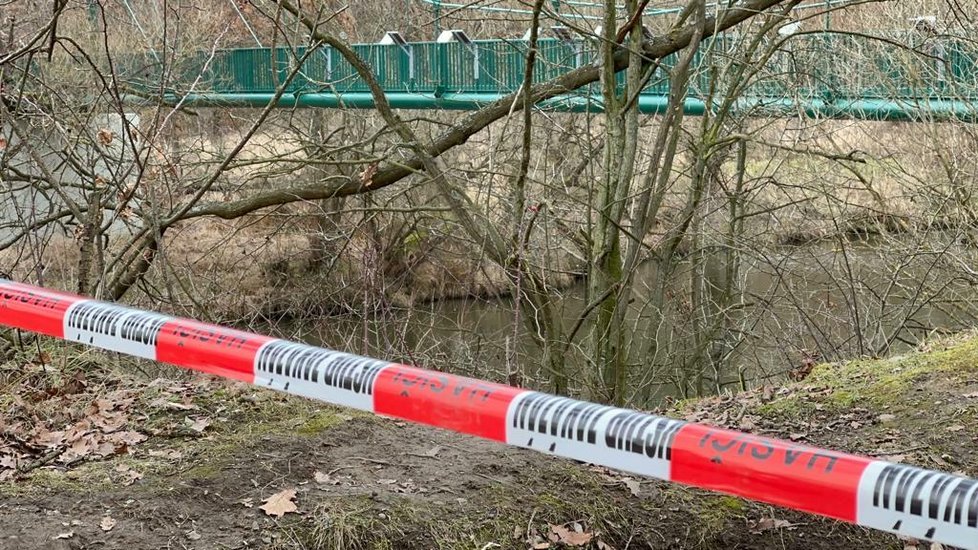 V plzeňské části Doubravka našel náhodný chodec mrtvolu v Berounce. Údajně byla bez hlavy.