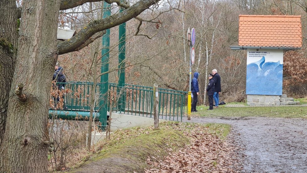 Policisté na místě činu u mrtvoly bez hlavy, která plavala v řece Berounce.