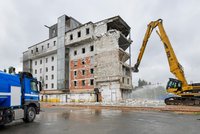 Skleněné peklo v Plzni jde k zemi: Po 25 letech! Nahradí ho obchoďák a byty