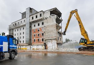 Budovu Carimexu, které lidé přezdívali "skleněné peklo", začali v Plzni bourat. Vzniknou zde byty a nové obchodní centrum.