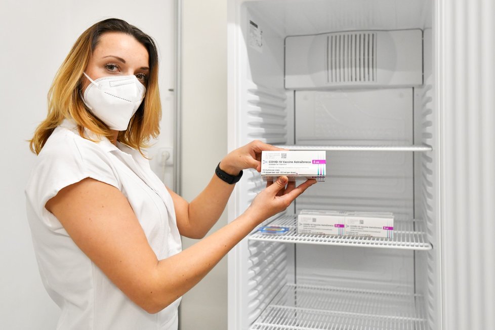 Vrchní sestra Ivana Škoríková ukazuje krabičku s vakcínou proti koronaviru v novém velkokapacitním očkovacím centru v Plzni (11. 3. 2021).