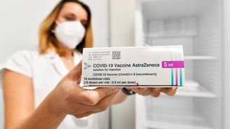 Sporná AstraZeneca: Část EU se vakcíny bojí, ale o dodávky bojuje