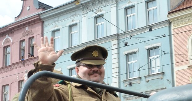 Starosta Michal Chalupný v anglickém battledressu. Aktivně zajímá o historii.