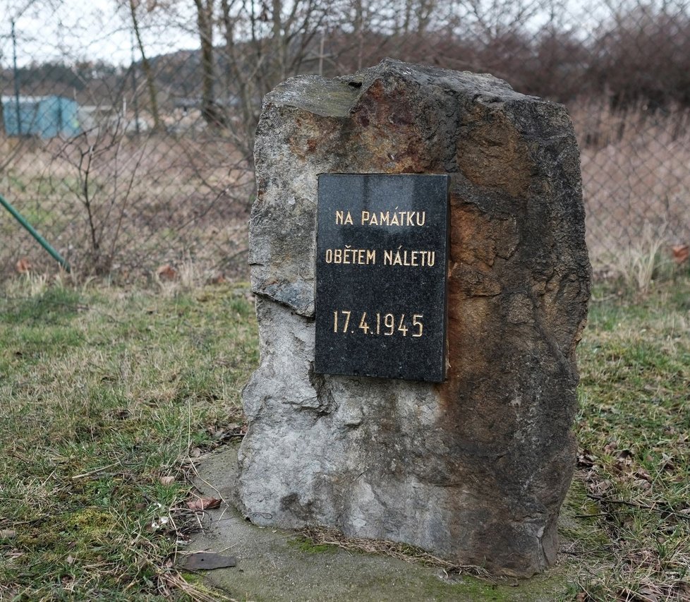 Na tomhle místě, vedle tohoto pomníčku, bude stát nový památník obětem bombardování. Tady jediná bomba zabila až 200 lidí.