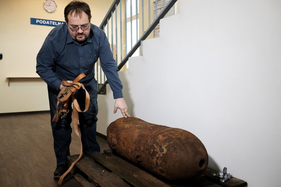 Starosta Michal Chalupný nad přivezenou leteckou bombou.