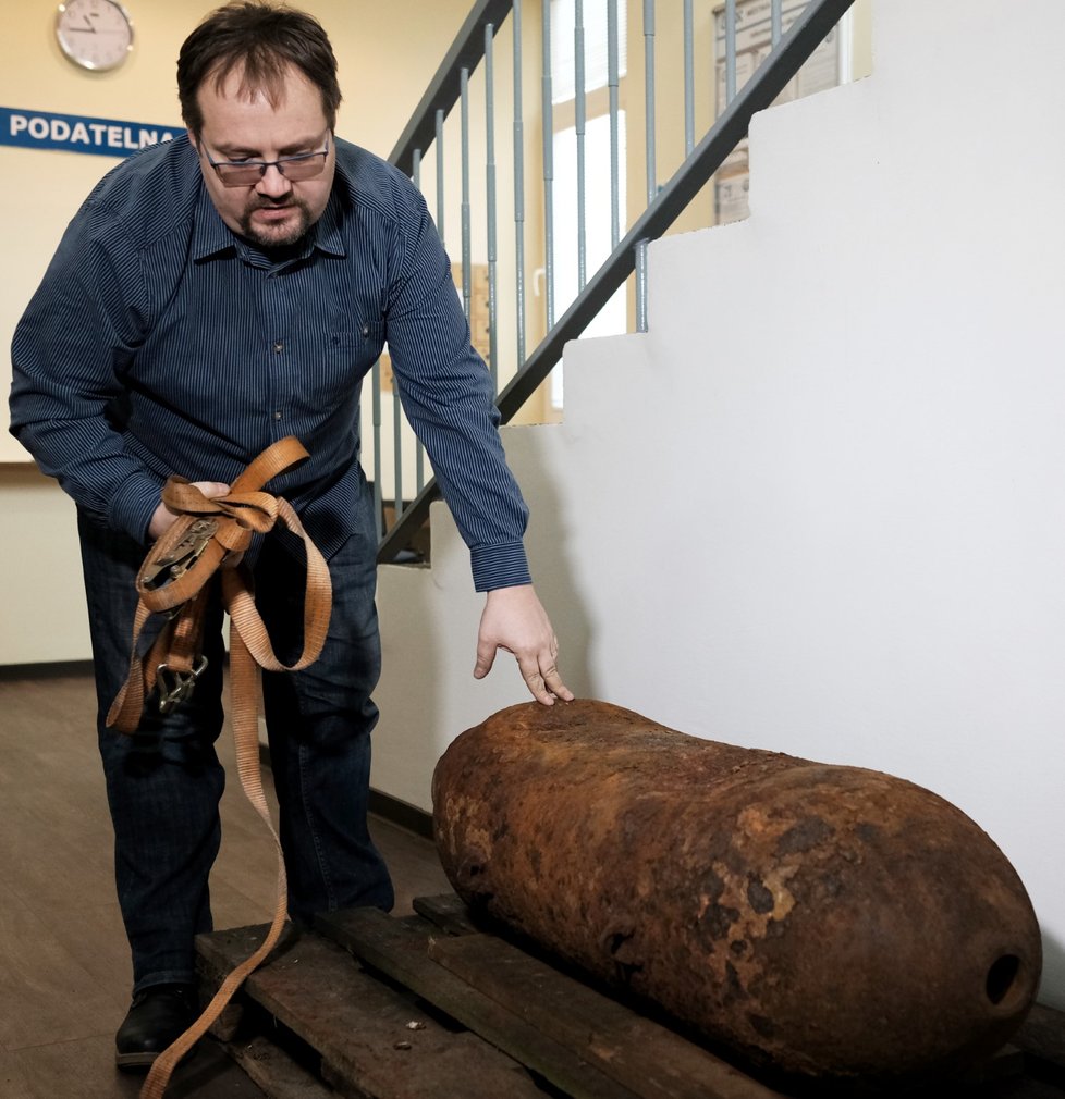 Starosta Michal Chalupný nad přivezenou leteckou bombou.