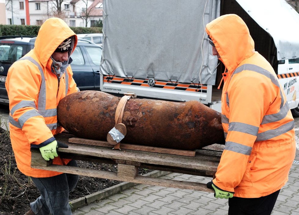 Leteckou bombu přivezenou starostou přenášejí do budovy radnice městské části Doubravka.