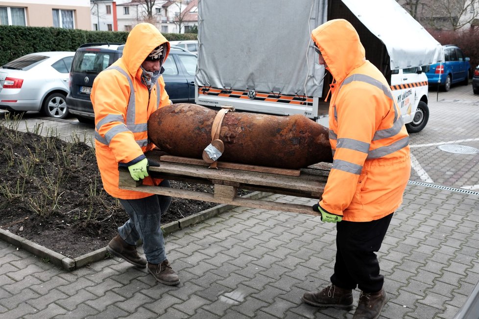 Leteckou bombu přivezenou starostou přenášejí do budovy radnice městské části Doubravka.