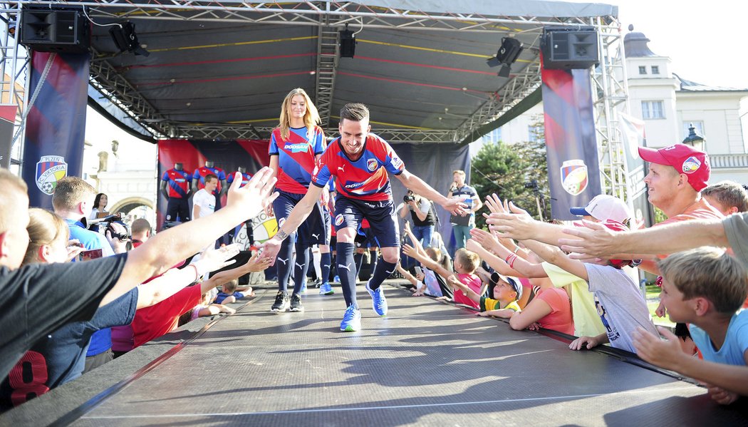 Viktoria Plzeň představila fanouškům nové dresy pro nadcházející sezonu.