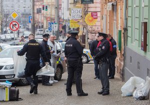 V erotickém klubu v Plzni zaútočila žena na několik lidí chemikálií. Policie údajnou útočnici po výslechu propustila.