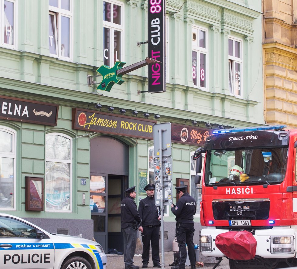 V erotickém klubu v Plzni zaútočila žena na několik lidí  kyselinou.