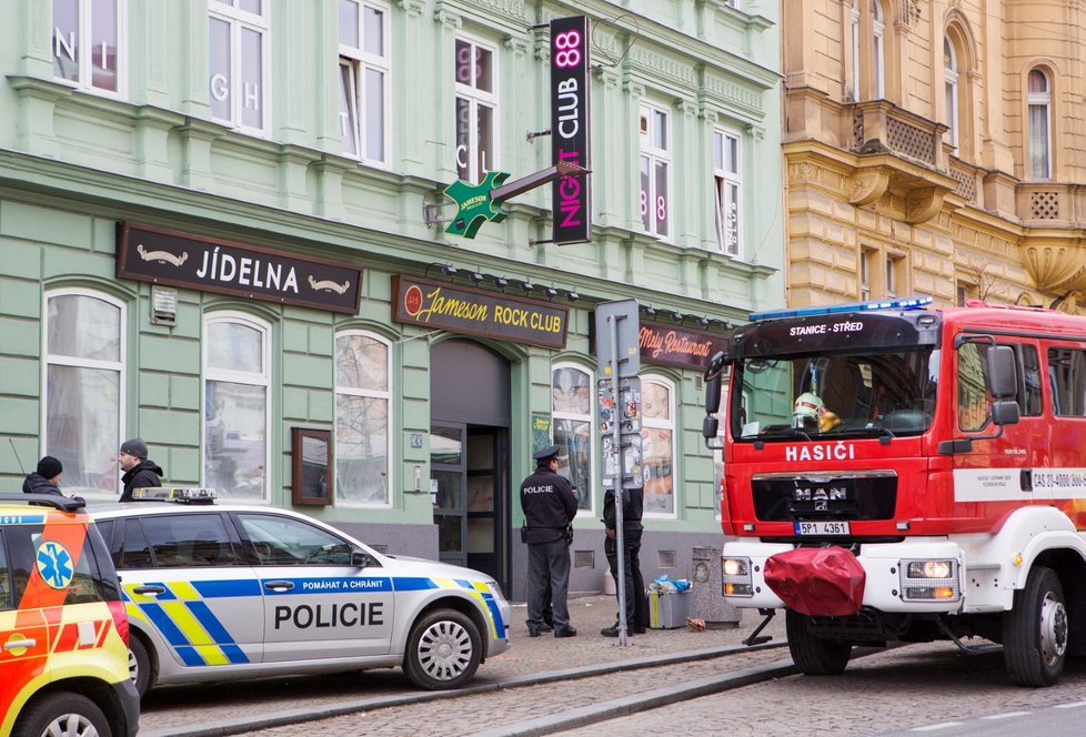 V erotickém klubu v Plzni zaútočila žena na několik lidí chemikálií.
