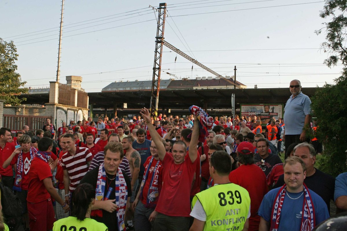 Plzeň se přesunula do Prahy! Na tisíc fanoušků Viktorie zcela ochromilo vršovické nádraží.