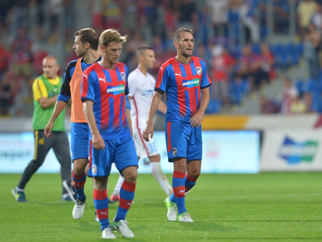 Zklamaní fotbalisté Plzně po vyřazení z předkola Ligy mistrů