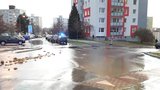 Povodeň v Plzni: Velká voda z prasklého potrubí zaplavila silnice, auta i sklepy