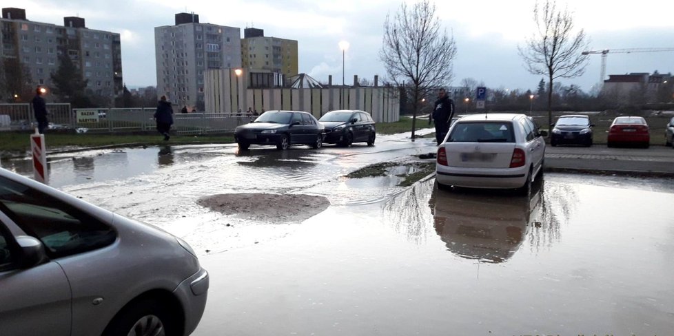 Voda z prasklého vodovodního řadu zaplavila sídliště v Plzni.