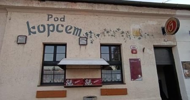 Známý hostinec Pod kopcem v plzeňské městské části Božkov inspektoři uzavřeli. Našli v něm mnoho pochybení.