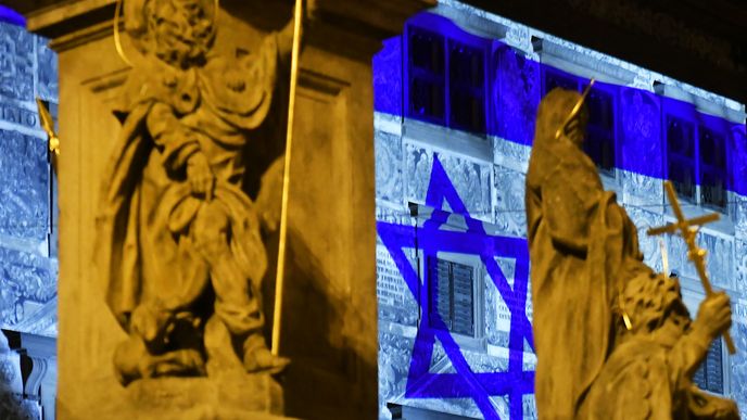 Světelná projekce vlající izraelské vlajky na plzeňské radnici (10. 10. 2023)