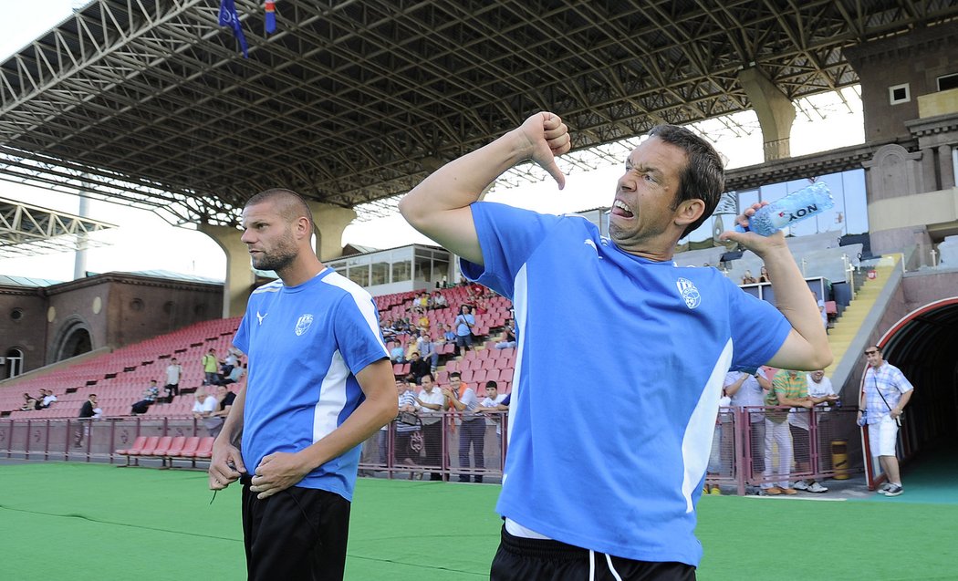 Pavel Horváth byl opět plný humoru a srandiček. Takhle děkoval za potlesk fanouškům při příchodu na hřiště, kde Plzeň trénovala.