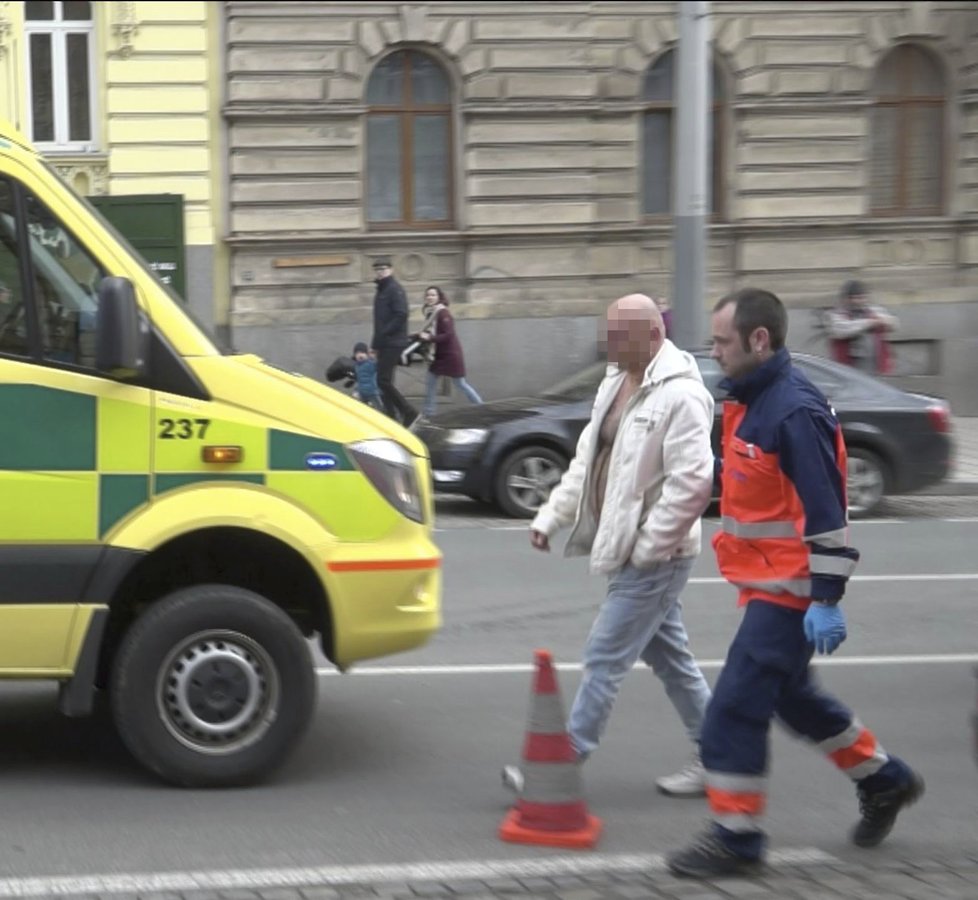 Žena v Plzni zaútočila na lidi žíravinou. Na snímku jedna z údajných obětí: muž s úrazem hlavy.