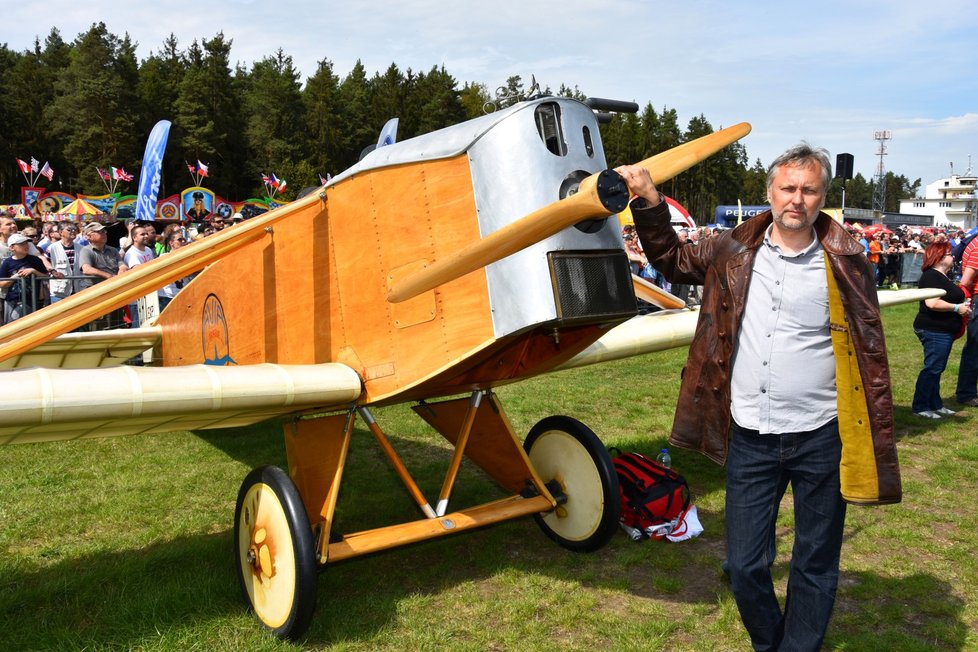 Marcel Sezemský (47) u svého letadla Avia BH - 1