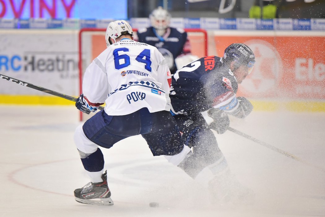 Jakub Pour (v popředí) během souboje s Romanem Graborenkem (vpravo)