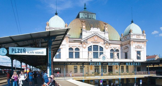 Cestující z okolí Plzně se dočkali. Autobus už nebude stavět U Ježíška, ale pojede až k nádraží.