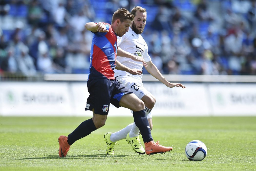 Záložník Viktorie Plzeň Patrik Hrošovský v duelu s Mladou Boleslaví