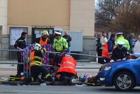 Senior srazil v Plzni motorkáře, ten na místě zemřel