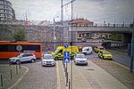 Seniorku (81) u Hlavního nádraží v Plzni srazil autobus a přejel jí obě nohy.