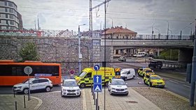 Seniorku (81) u Hlavního nádraží v Plzni srazil autobus a přejel jí obě nohy.