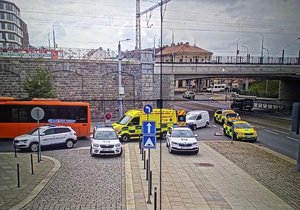 Seniorku (81) u Hlavního nádraží v Plzni srazil autobus a přejel jí obě nohy.