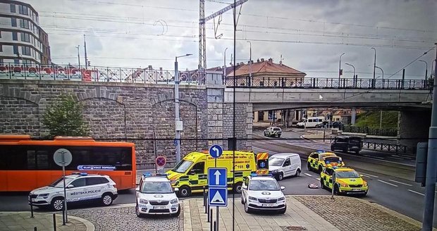 Seniorku (81) srazil u nádraží v Plzni autobus: Přejel jí obě nohy!